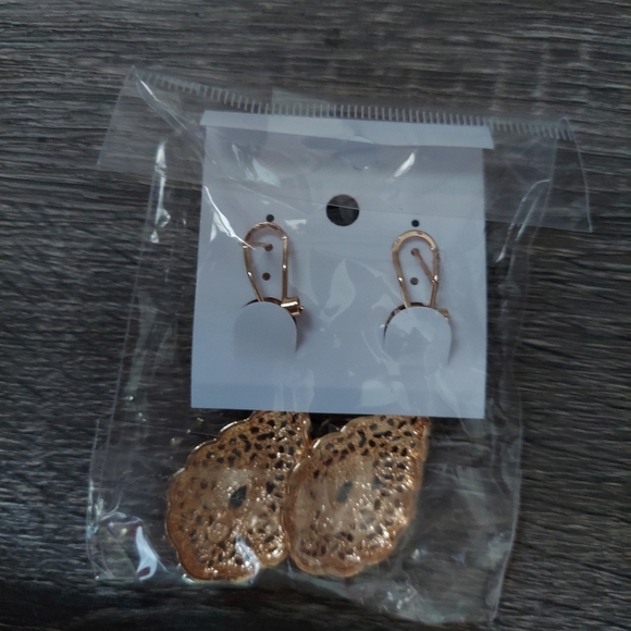 Timeless Elegance: Chic Classic Gold Color Drop Earrings - Picture 7 of 16